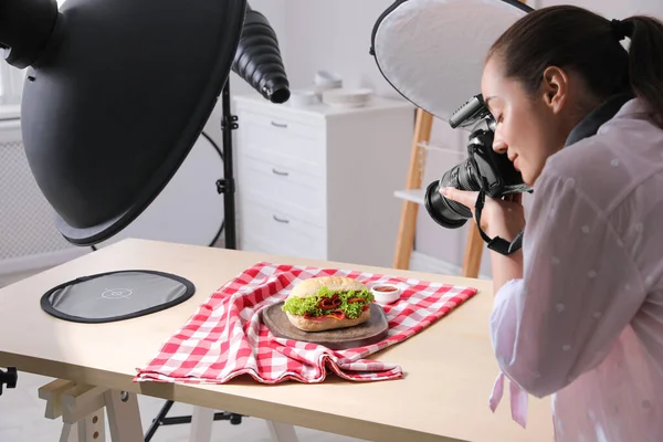 Jovem Com Câmera Profissional Tirando Foto Sanduíche Estúdio Fotografia Alimentar — Fotografia de Stock