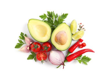 Beyaz arka planda guacamole için taze malzemeler, üst görünüm