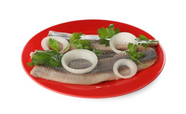 Lezzetli salamura fileto, soğan halkaları ve beyaz maydanozlu kırmızı tabak.