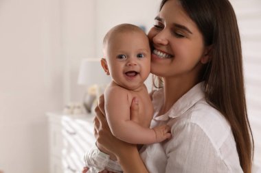Mutlu genç anne ve tatlı bebeği evde.