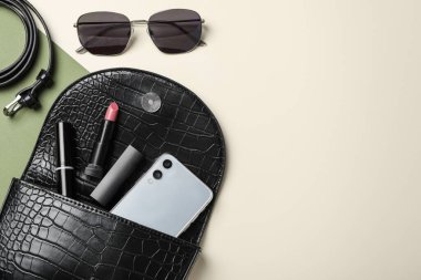 Şık kadın çantası ve arka planda farklı şeyler, düz yatak. Metin için boşluk