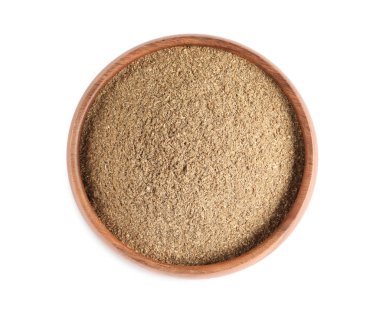 Beyaz arka planda pudralanmış kişniş ile ahşap kase, üst manzara.