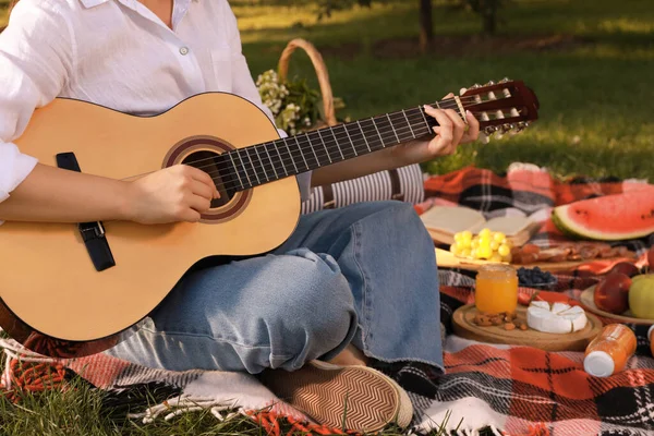 Jonge Vrouw Met Gitaar Plaid Park Close Zomerpicknick — Stockfoto