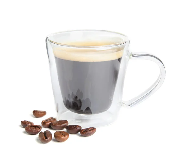Filiżanka Smacznego Espresso Rozrzucone Ziarna Kawy Białym Tle — Zdjęcie stockowe
