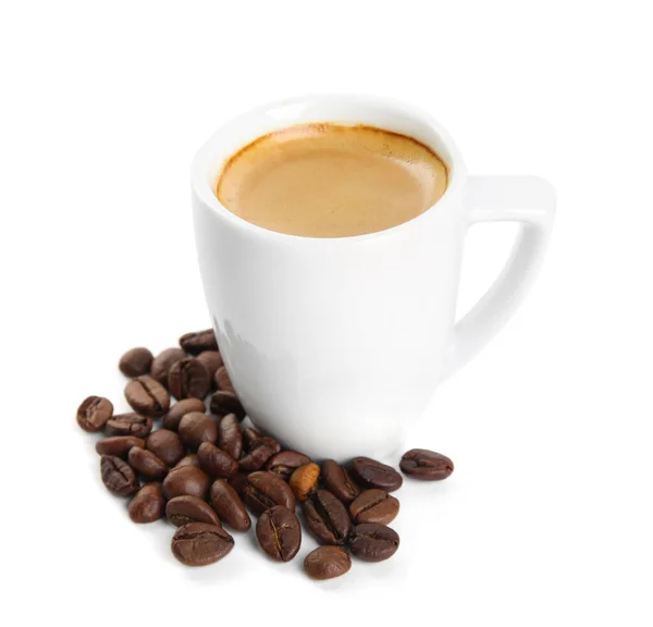 Beker Van Smakelijke Espresso Verspreid Koffiebonen Witte Achtergrond — Stockfoto