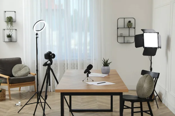 Cámara Equipo Iluminación Trípodes Cerca Mesa Habitación Blogger Lugar Trabajo — Foto de Stock