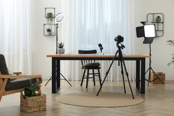部屋のテーブルの近くの三脚にカメラと照明器具 ブロガーの職場 — ストック写真