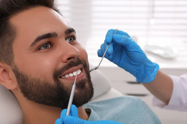 Дантист Осматривает Зубы Молодого Человека Клинике Крупным Планом — стоковое фото