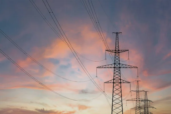 屋外の日没時にケーブル付き電柱 — ストック写真