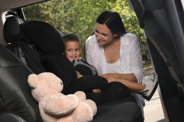 Mutter Schnallt Ihren Sohn Mit Sicherheitsgurt Kindersitz — Stockfoto