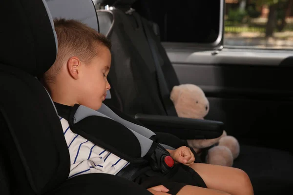 Kleiner Junge Mit Sicherheitsgurt Auto Angeschnallt Und Schläft Kindersitz — Stockfoto