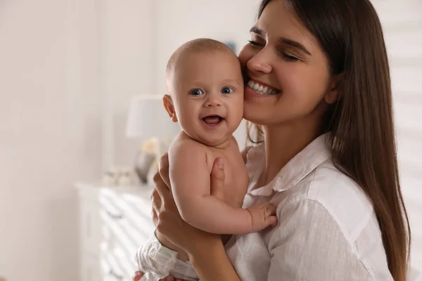 Feliz Joven Madre Con Lindo Bebé Casa — Foto de Stock