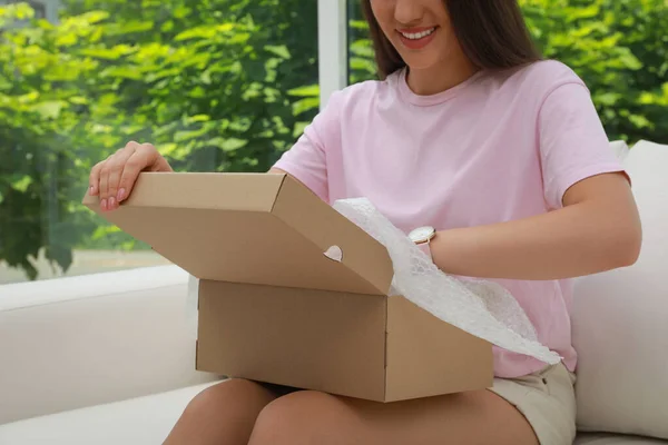 Glad Ung Kvinna Öppnar Paket Hemma Närbild Internet Shopping — Stockfoto