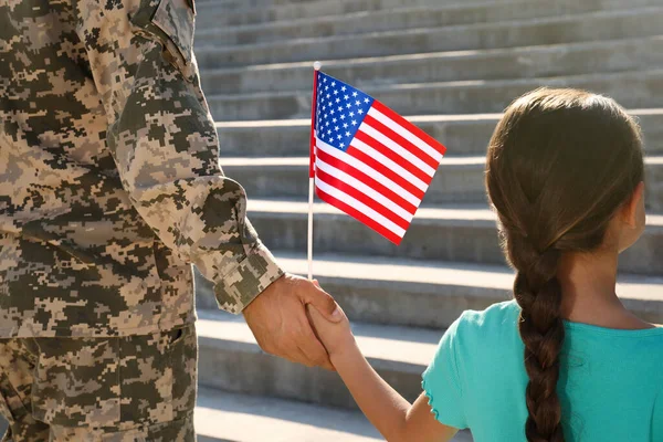 Soldado Sua Filhinha Com Bandeira Americana Mãos Dadas Livre Vista — Fotografia de Stock