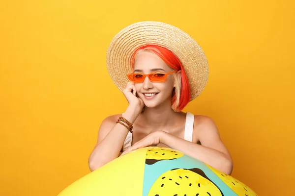 Piękna Młoda Kobieta Jasnymi Farbowanymi Włosami Nadmuchiwaną Piłką Pomarańczowym Tle — Zdjęcie stockowe
