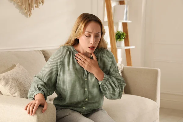 Junge Frau Leidet Unter Schmerzen Beim Atmen Hause — Stockfoto