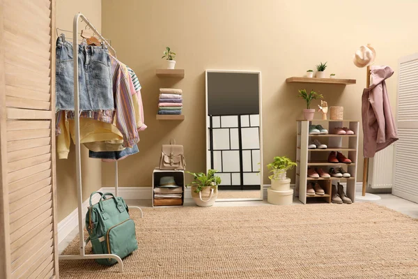 Stijlvolle Kleedkamer Interieur Met Trendy Kleding Schoenen — Stockfoto