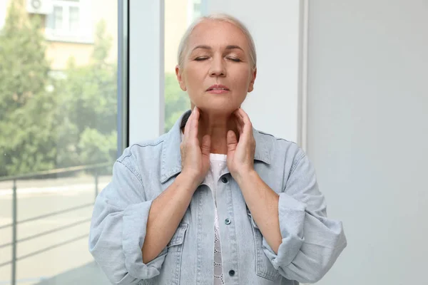 Mujer Madura Haciendo Autoexamen Tiroides Cerca Ventana — Foto de Stock