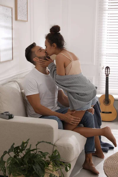 Casal Encantador Curtindo Uns Aos Outros Sofá Casa — Fotografia de Stock