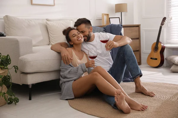 Casal Encantador Com Copos Vinho Desfrutando Tempo Juntos Casa — Fotografia de Stock