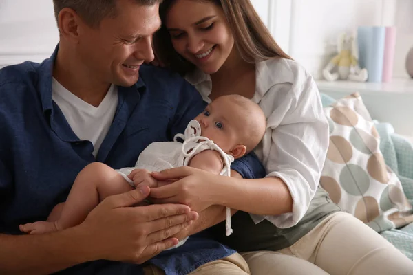 Lyckligt Par Håller Sin Söta Lilla Bebis Med Napphållare Hemma — Stockfoto