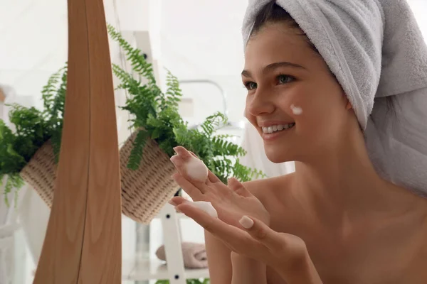 Hermosa Adolescente Aplicando Espuma Limpiadora Cara Cerca Del Espejo Casa —  Fotos de Stock