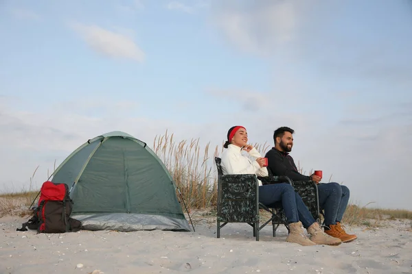 Coppia Con Bevande Calde Vicino Tenda Campeggio Sulla Spiaggia — Foto Stock