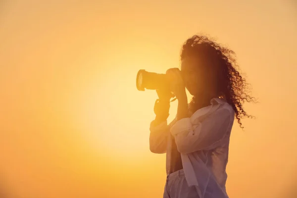 Africký Americký Fotograf Fotografování Profesionální Kamerou Venku Při Západu Slunce — Stock fotografie