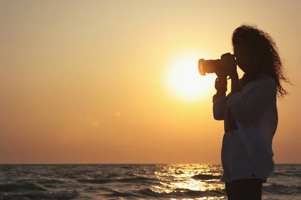 Fotograf Fotografiert Meer Mit Professioneller Kamera Bei Sonnenuntergang — Stockfoto