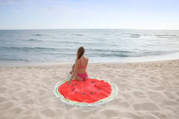 Hermosa Mujer Sentada Toalla Playa Cerca Del Mar Vista Trasera — Foto de Stock
