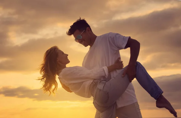 Casal Feliz Dançando Praia Pôr Sol — Fotografia de Stock