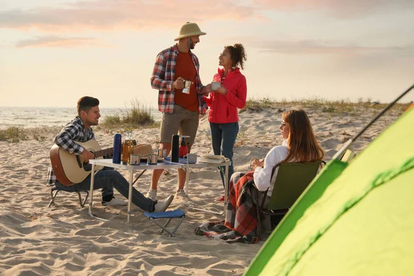 Amici Che Riposano Vicino Tenda Campeggio Sulla Spiaggia Sabbia — Foto Stock