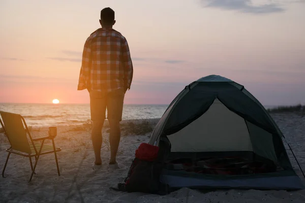 Homme Profitant Coucher Soleil Près Tente Camping Sur Plage Vue — Photo