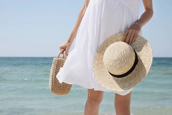 Plaj Çantalı Hasır Şapkalı Kadın Yakın Plan — Stok fotoğraf