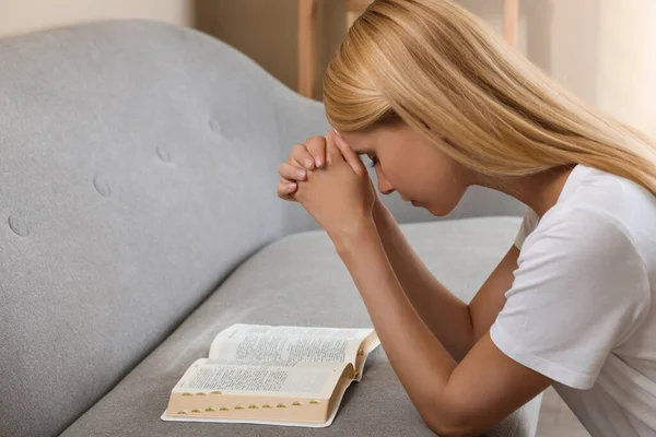 Religiös Ung Kvinna Med Bibeln Ber Inomhus — Stockfoto