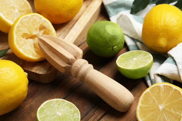 Exprimidor Con Limones Sobre Mesa Madera Primer Plano — Foto de Stock