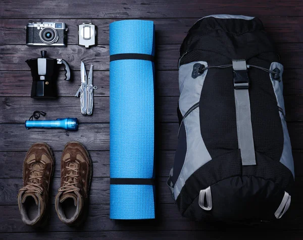 Flache Liegekomposition Mit Rucksack Und Anderer Unterschiedlicher Campingausrüstung Für Den — Stockfoto