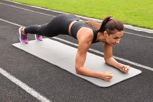Jeune Femme Faisant Exercice Planche Stade — Photo