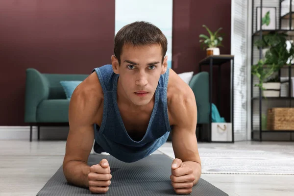 Hombre Guapo Haciendo Ejercicio Tablón Suelo Casa — Foto de Stock