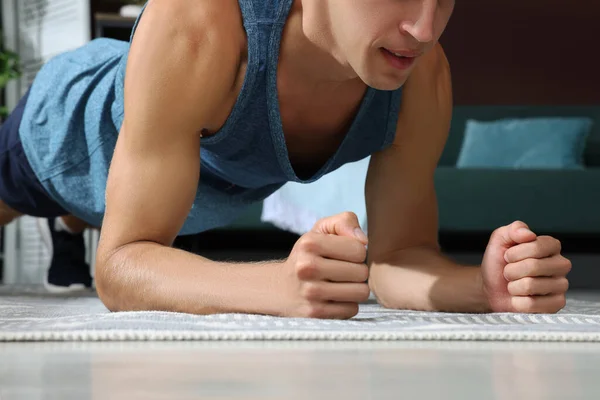 Hombre Haciendo Ejercicio Tablón Suelo Casa Primer Plano — Foto de Stock