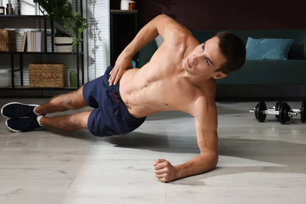 Hombre Guapo Haciendo Ejercicio Tablón Lateral Suelo Casa — Foto de Stock