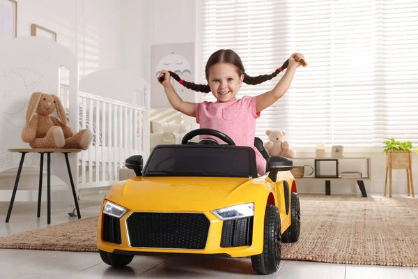 Imádnivaló Gyermek Vezetés Játék Autó Szobában Otthon — Stock Fotó
