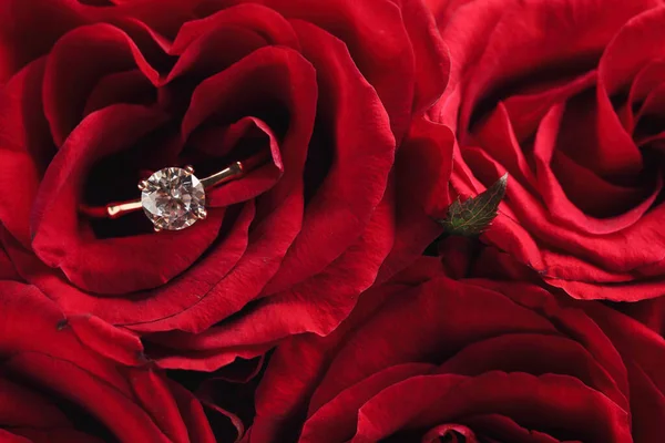 Hermoso Anillo Compromiso Con Piedras Preciosas Rosas Primer Plano — Foto de Stock