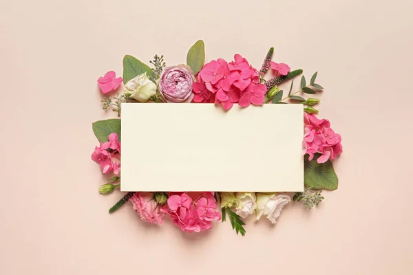 Hermosa Composición Con Flores Hortensia Tarjeta Blanco Sobre Fondo Beige —  Fotos de Stock