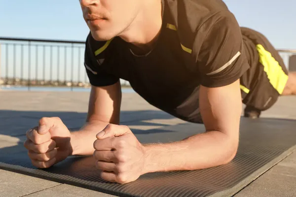 Deportivo Haciendo Ejercicio Tablón Aire Libre Primer Plano — Foto de Stock