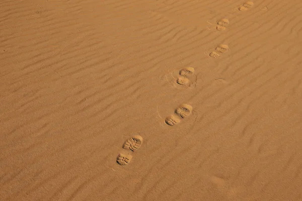Trail Van Voetafdrukken Zand Woestijn — Stockfoto