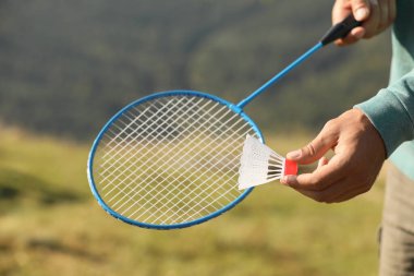 Güneşli bir günde dışarıda badminton oynayan adam, yakın plan.