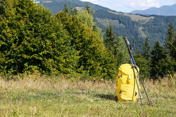 Gele Rugzak Wandelstokken Buiten Zonnige Dag Bergtoerisme — Stockfoto