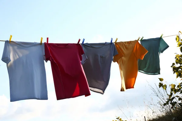 Elbiseler Gökyüzüne Karşı Çamaşır Ipine Asılı — Stok fotoğraf