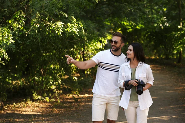 Preciosa Pareja Pasando Tiempo Juntos Reserva Natural —  Fotos de Stock